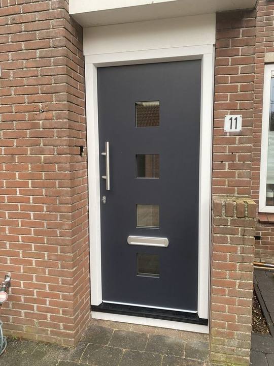 Antraciete voordeur met vier glasvlakken en een rvs greep