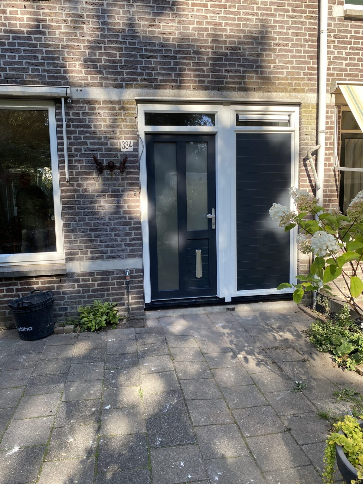 Antraciete voordeur met vast zijlicht en bovenlichten