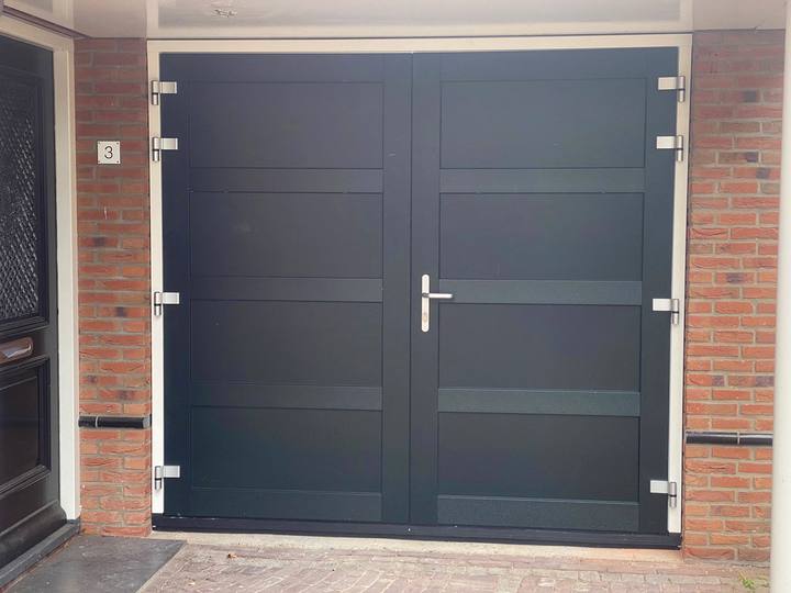 Antraciete openslaande garagedeuren met horizontale panelen