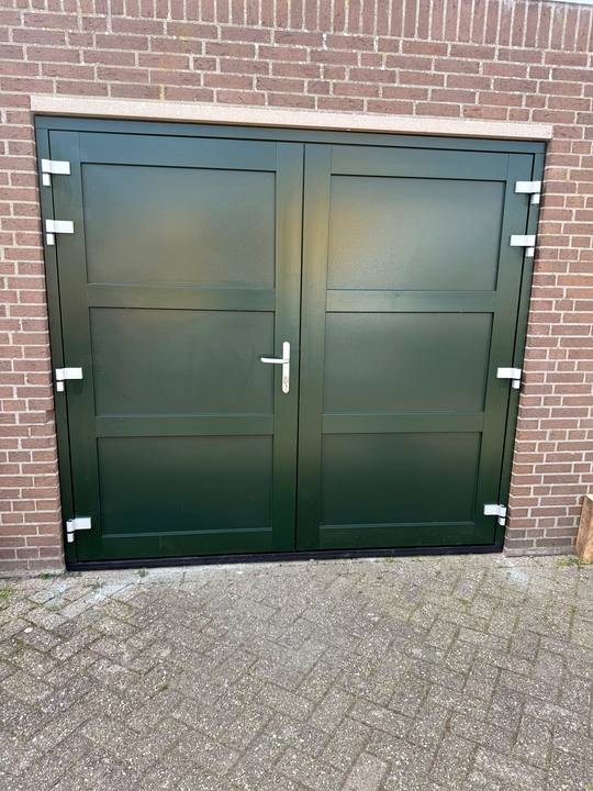 Donkergroene openslaande garagedeuren met rvs greep