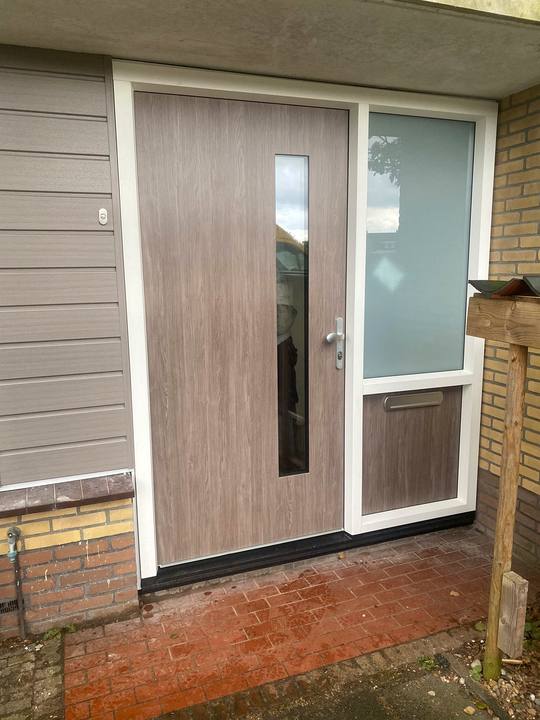 Voordeur met houtnerf, smalle glasstrook en zijlicht