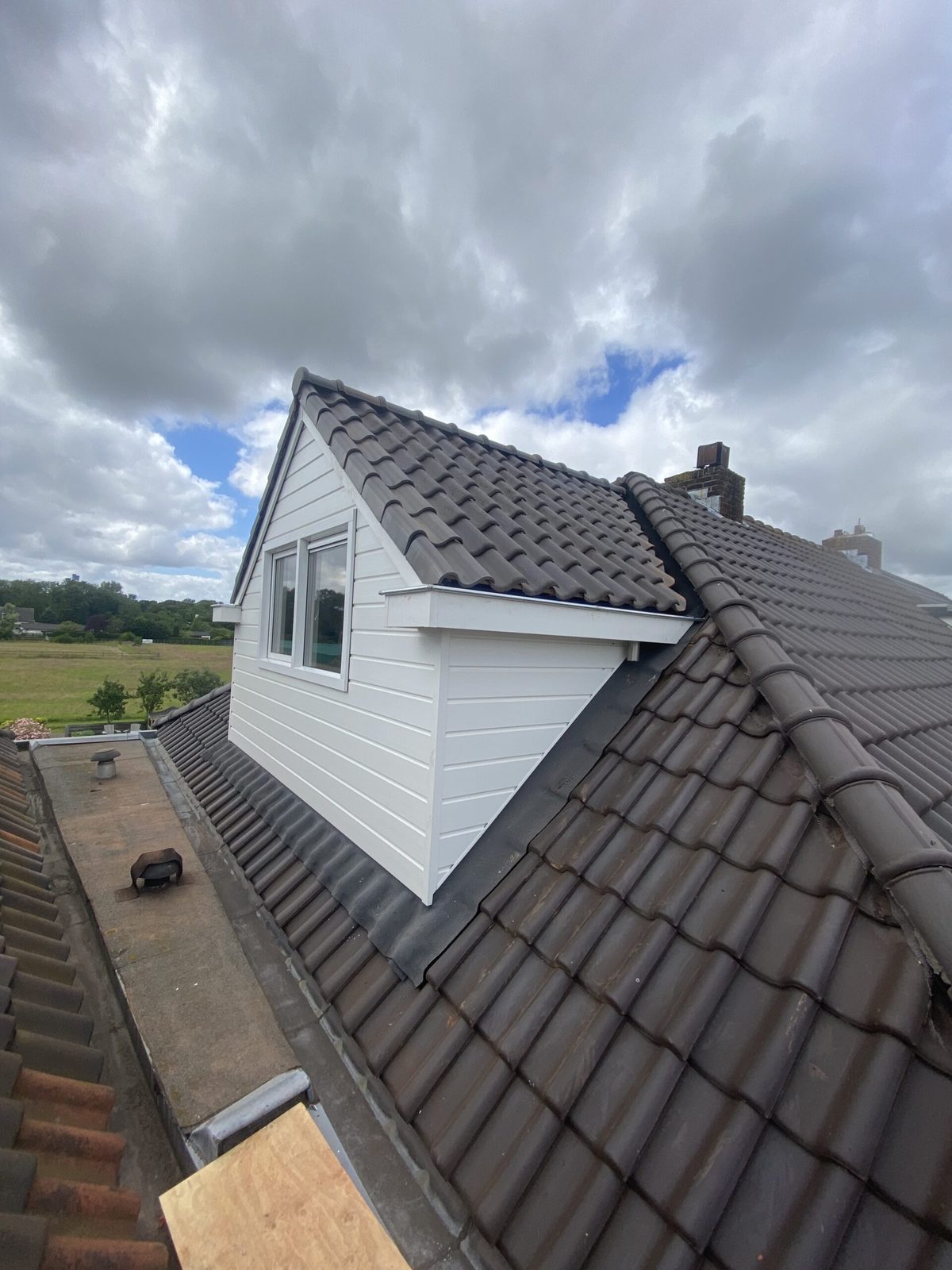 Dakkapel met schuine kap tijdens de bouw, het dakbeschot ligt nog open