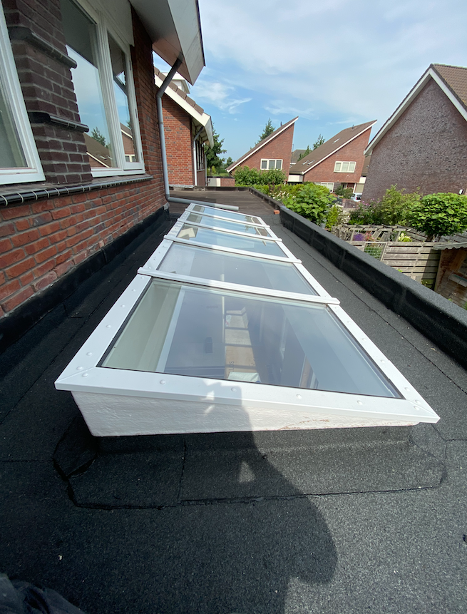 Lichtstraat met wit kader op een plat dak