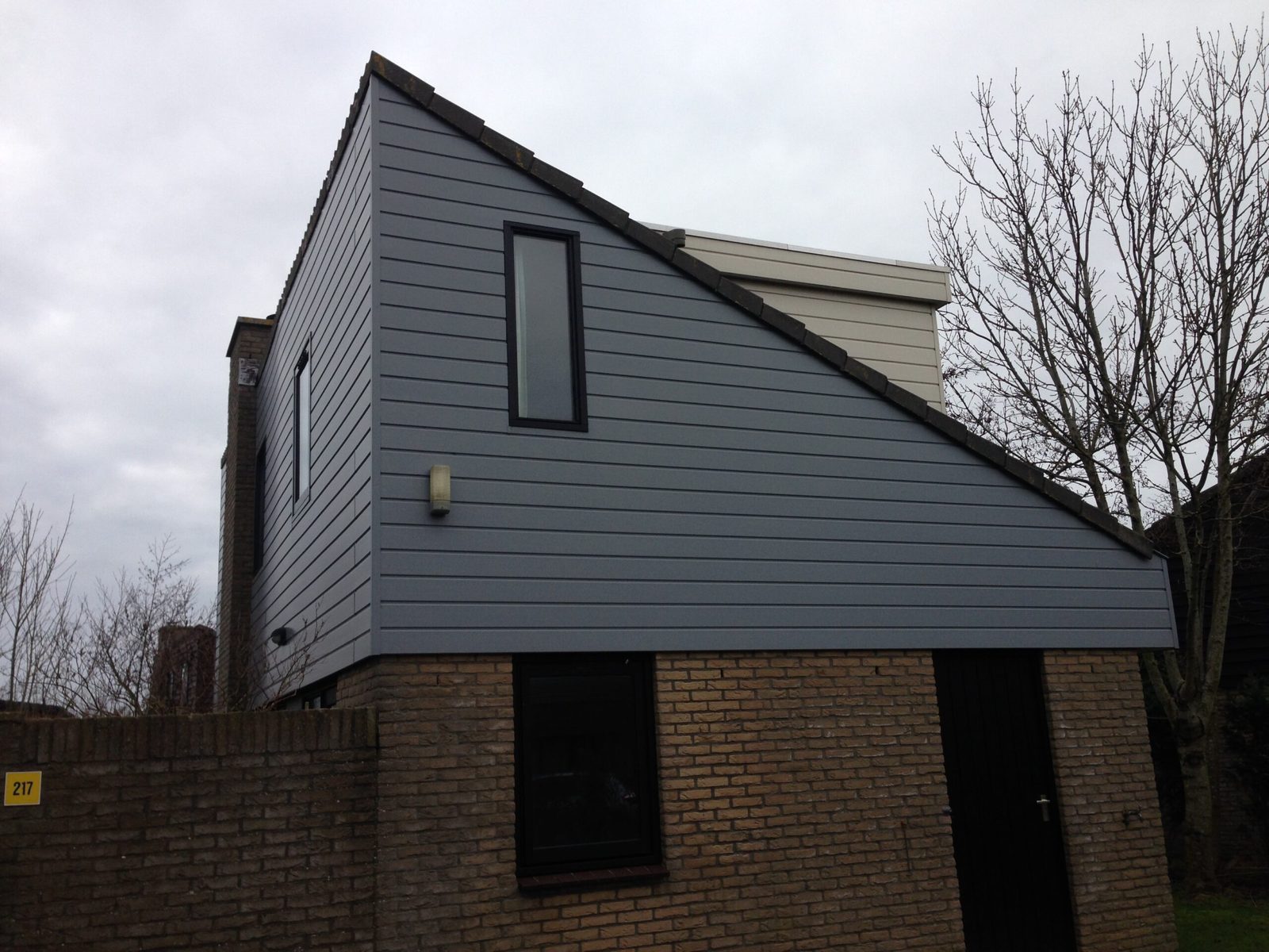 Kopgevel bekleed met grijsblauwe horizontale gevelbekleding