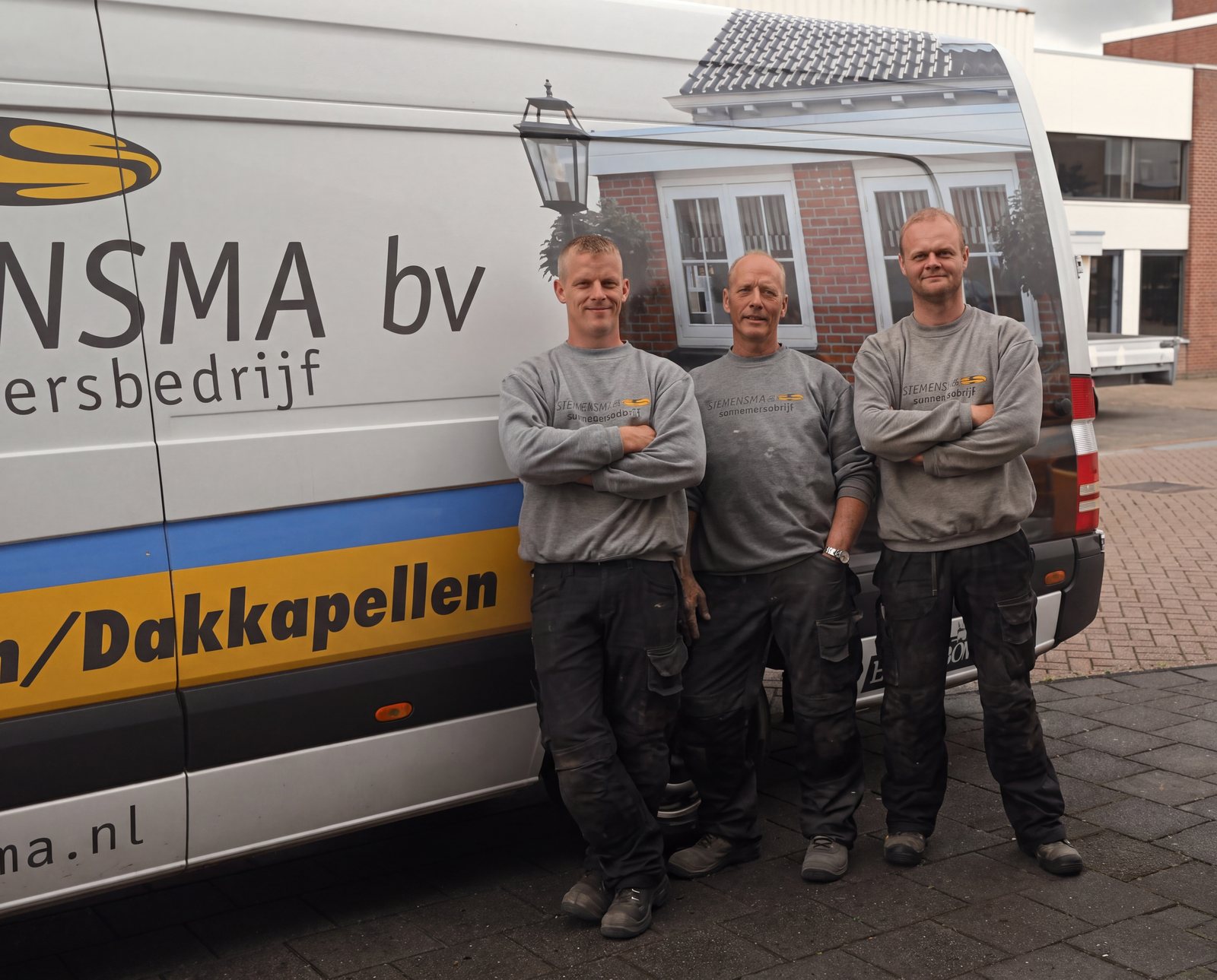 Danny, Joop en Sander voor de bedrijfsbus van Siemensma