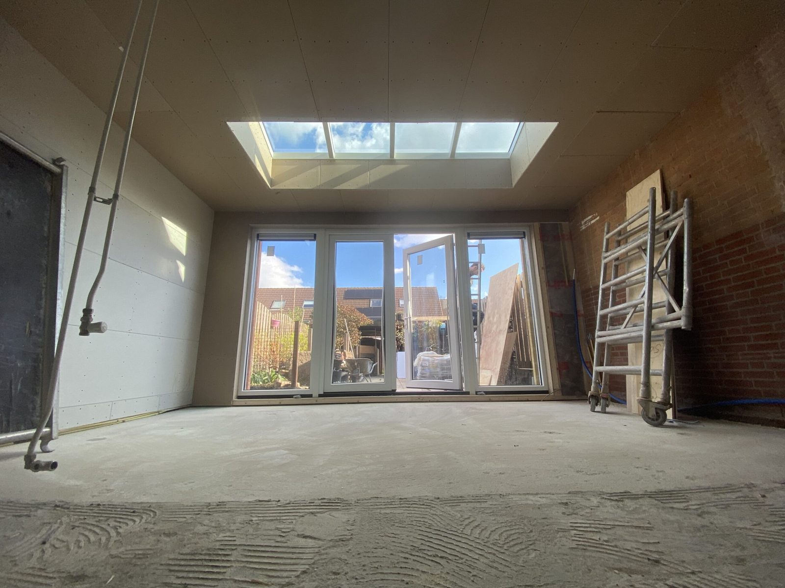 Interieur van een uitbouw met een lichtstraat in het platte dak
