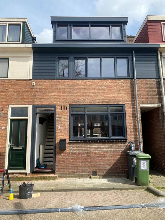 Rijwoning met nieuwe antraciete kozijnen, gevelbekleding en dakopbouw